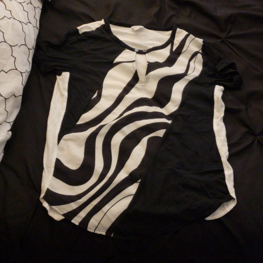 Cute top....size xs loose fit